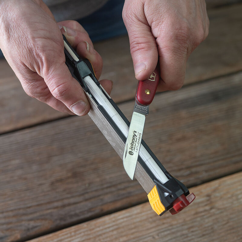06892_01_field_blade_sharpener